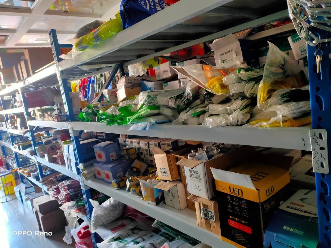 劳保五金建材店上班首日 聚焦安全帽与健身器材销售